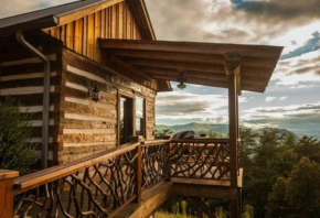 Eagles Nest - Mountaintop Log Cabin with Hot Tub and Pool Table